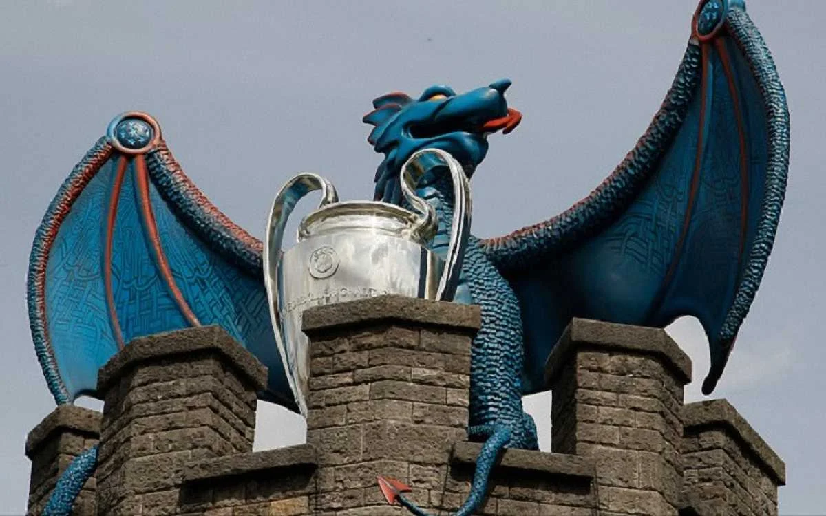 Дракон у Кардіффі оберігає кубок Ліги чемпіонів / getty images