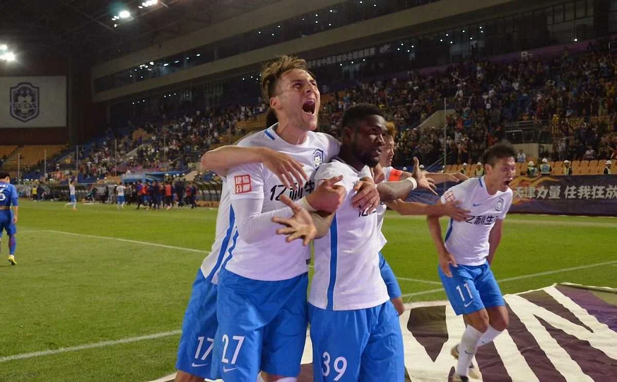 Браун Идейе в объятиях