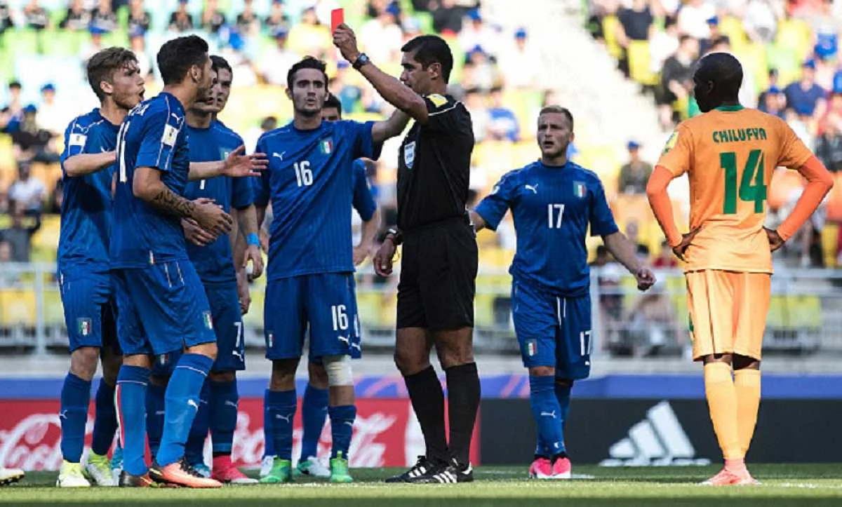 Италия доигрывала матч в меньшинстве / Getty Images