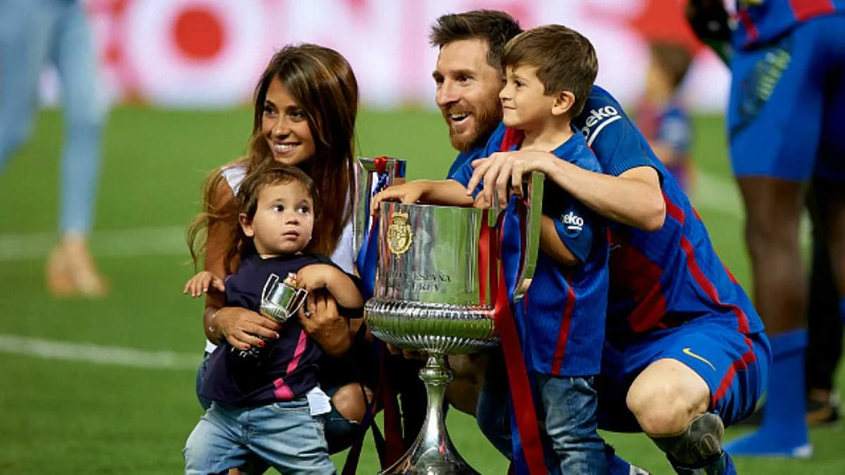 Ліонель Мессі і Антонелла Рокуццо з дітьми / Getty Images