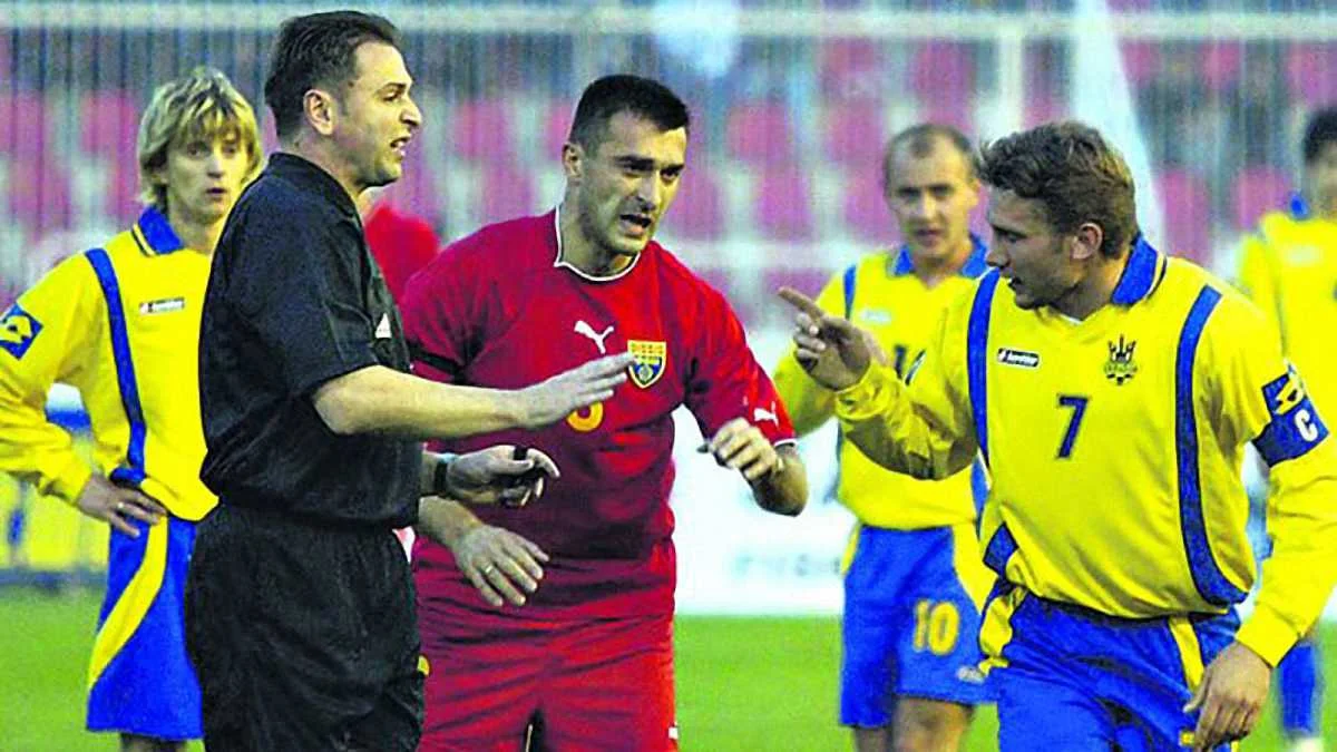 Андрей Шевченко самовольно покидает поле во время матча с Македонией в 2004-м