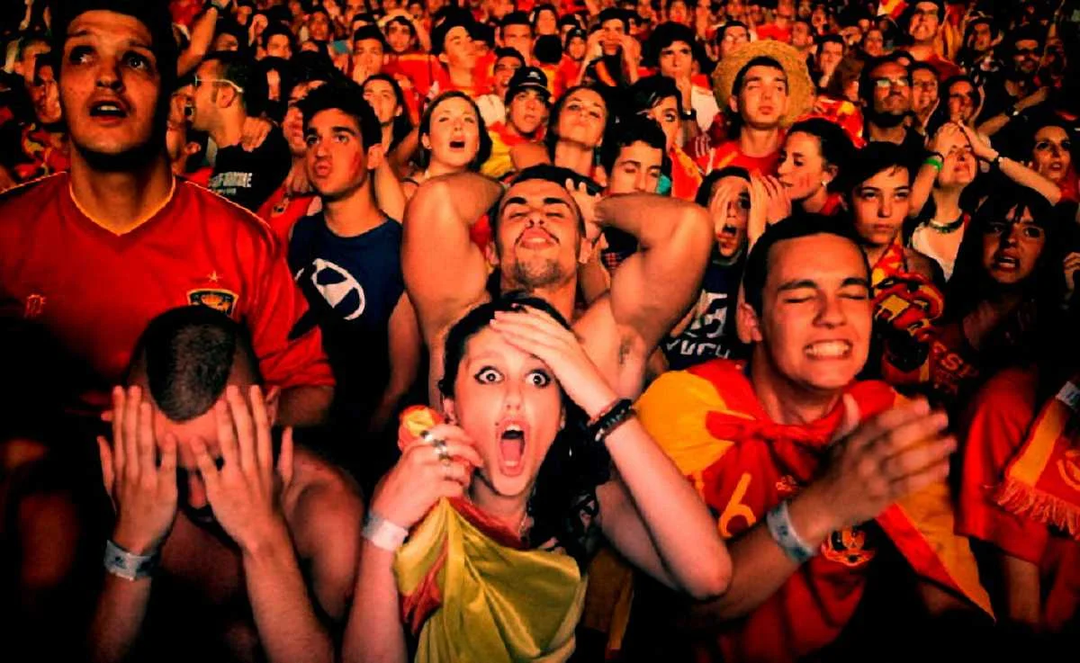 Уболівальники збірної Іспанії під час півфіналу проти Португалії / Getty images