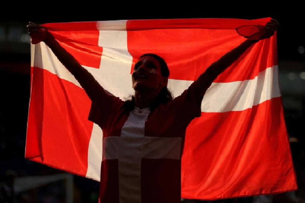 Щаслива вболівальниця збірної Данії / Getty images