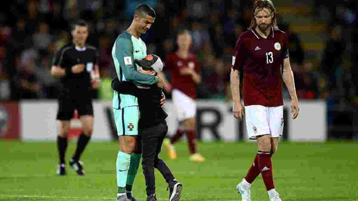 Роналду тепло обнял юного фаната, который выбежал на поле в матче Латвия – Португалия