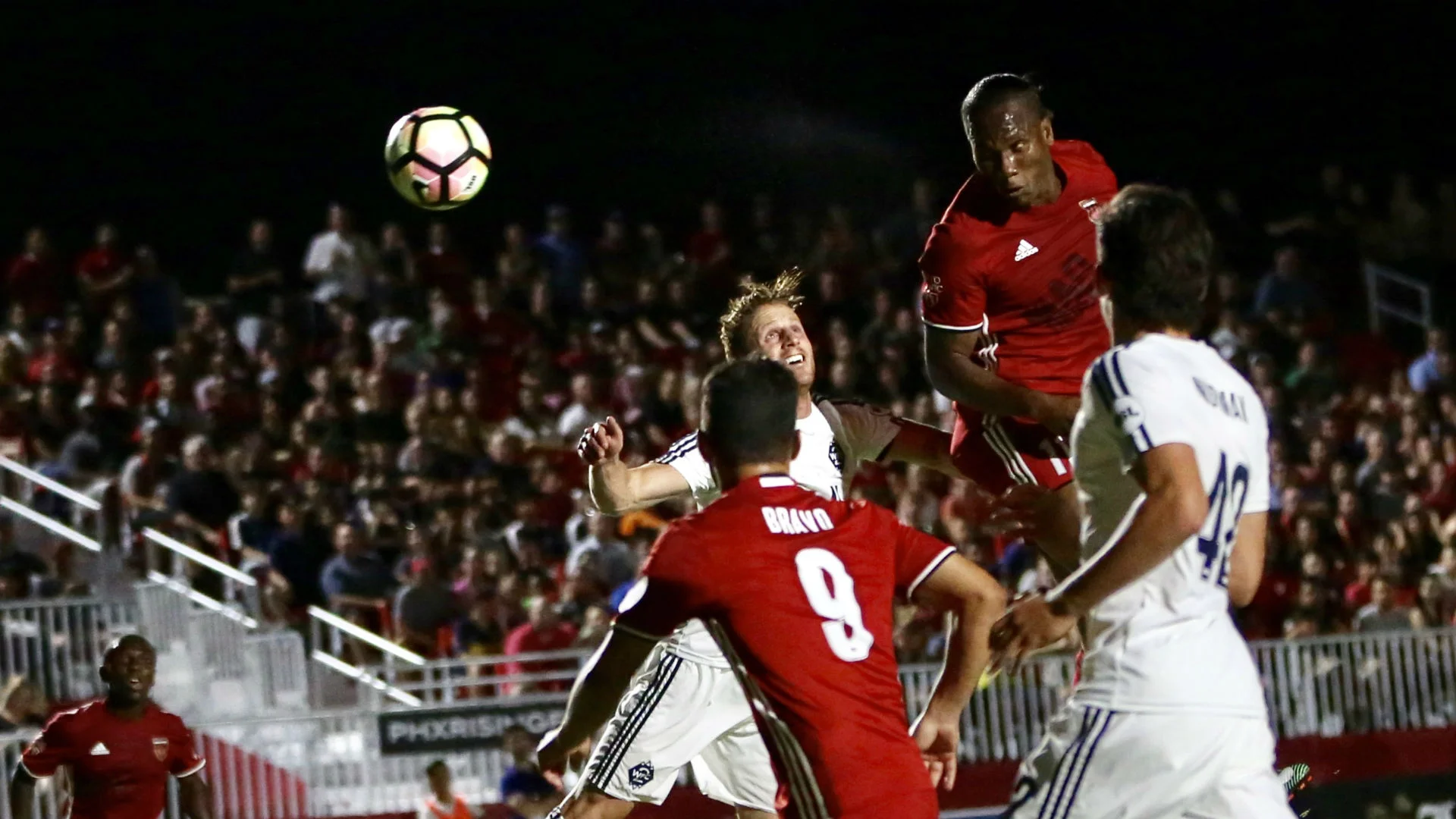 Дидье Дрогба забивает гол