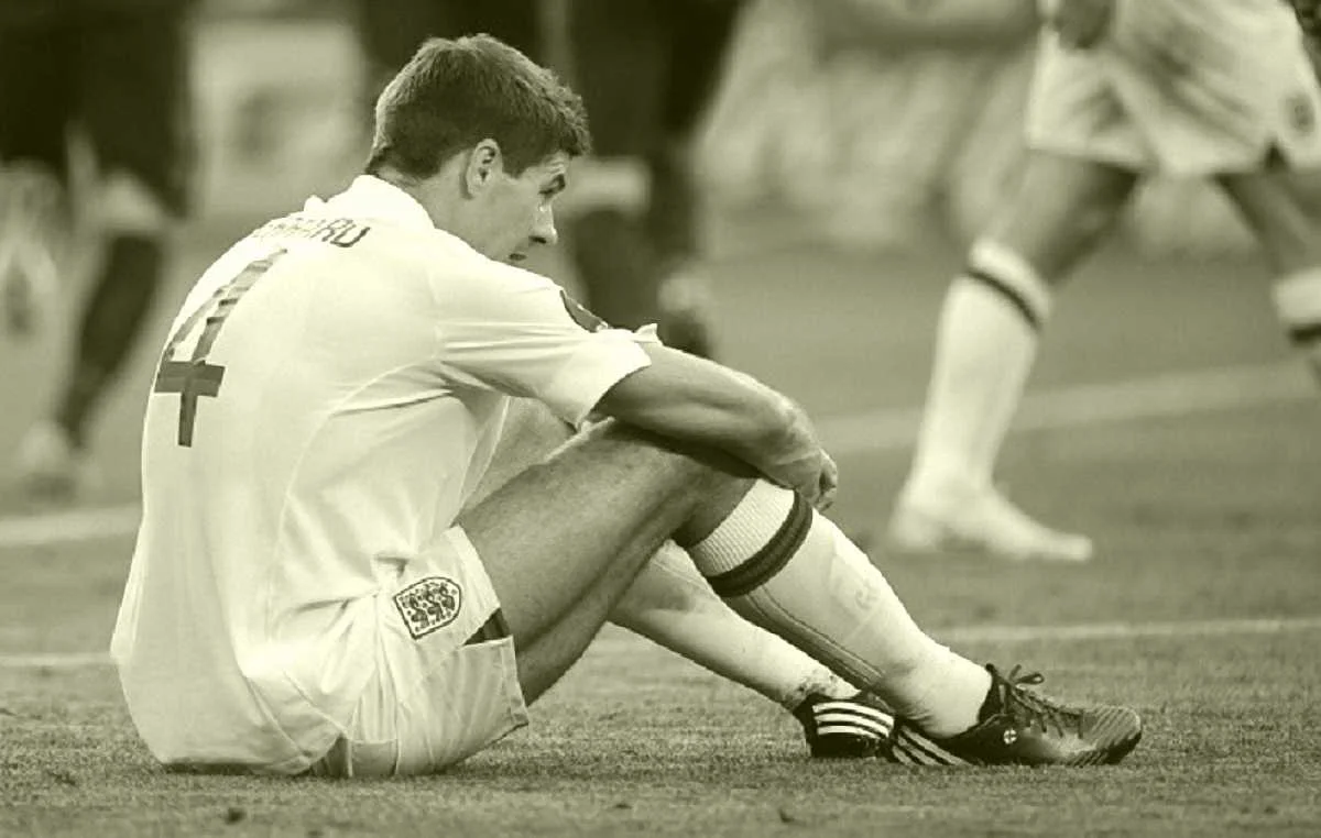 Стівен Джеррард засмучений втратою очок / Getty images