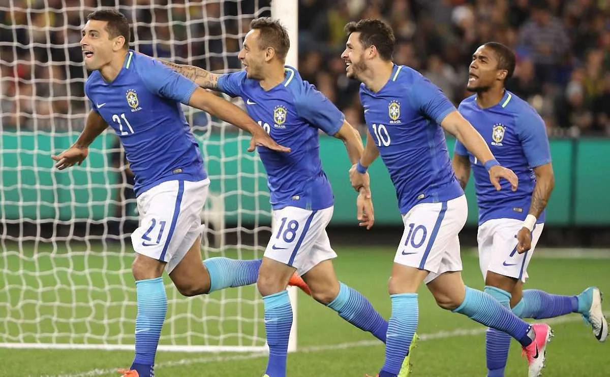 Збірна Бразилії святкує гол Соузи