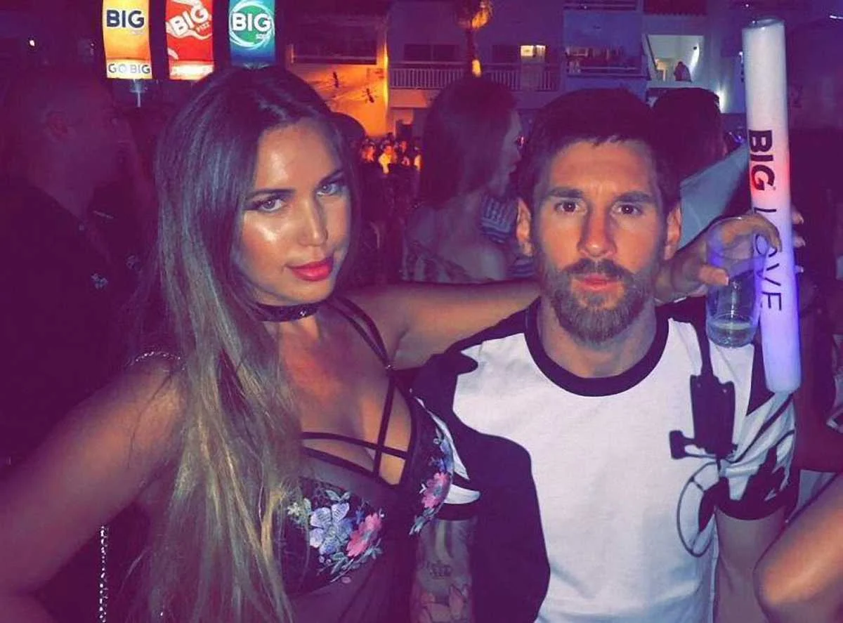 Мессі з фанаткою – куди тільки дивиться його Антонелла?