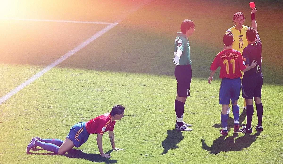 Ващук отримує червону картку від Бузакки / Getty images