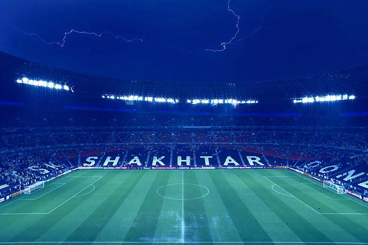 "Доньас Арена" під обстрілом блискавок / Getty images