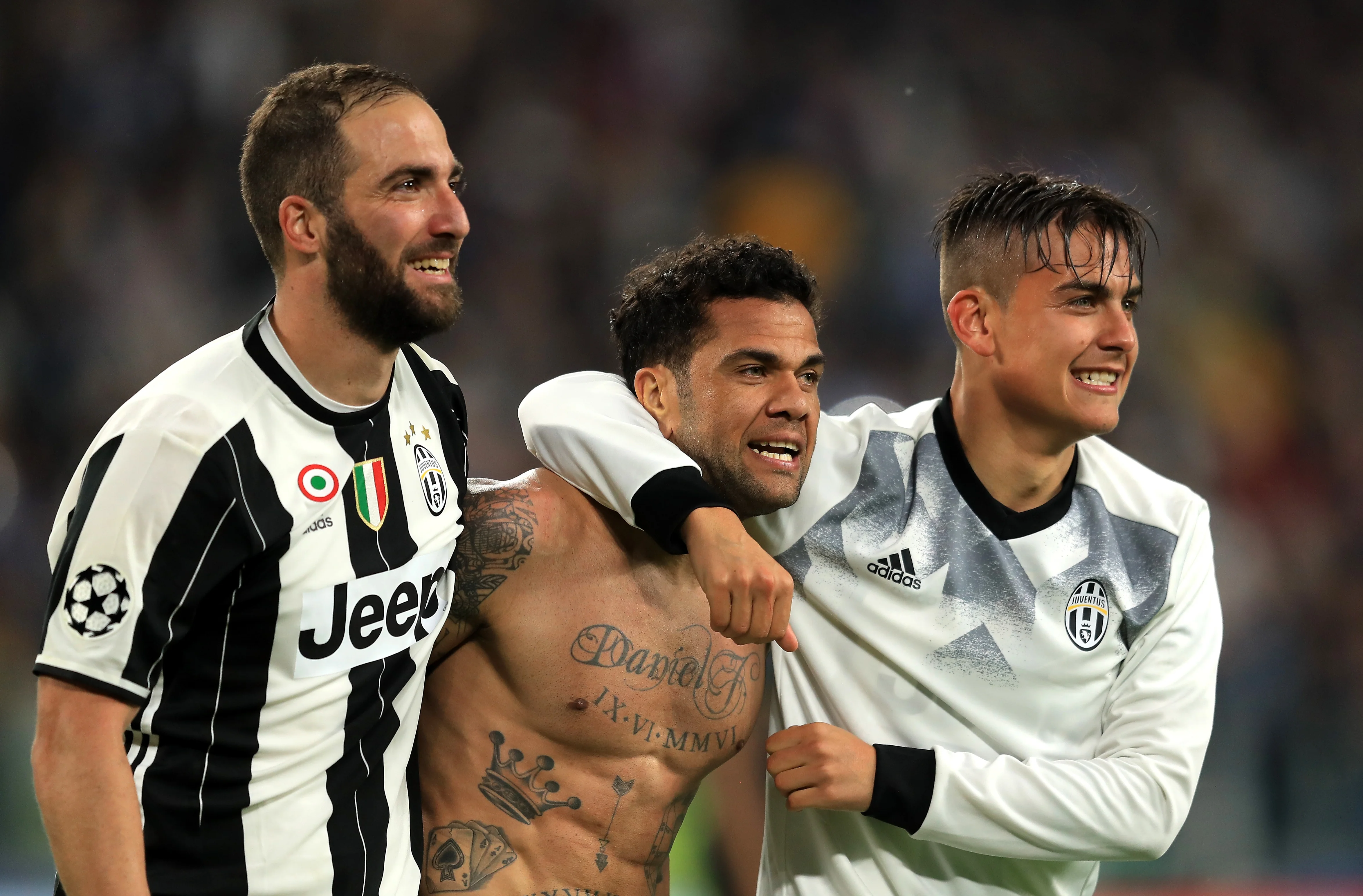 Гонсало Ігуаїн та Дані Алвес / Getty Images