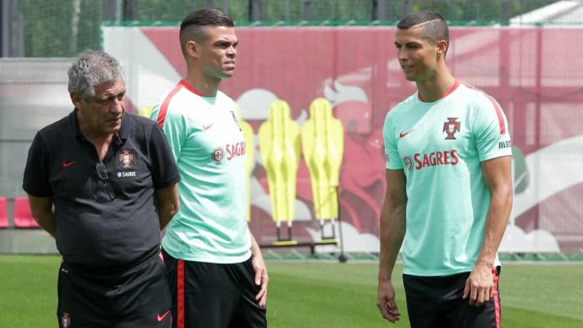 Криштиану Роналду с Пепе и Фернанду Сантушем / Getty Images