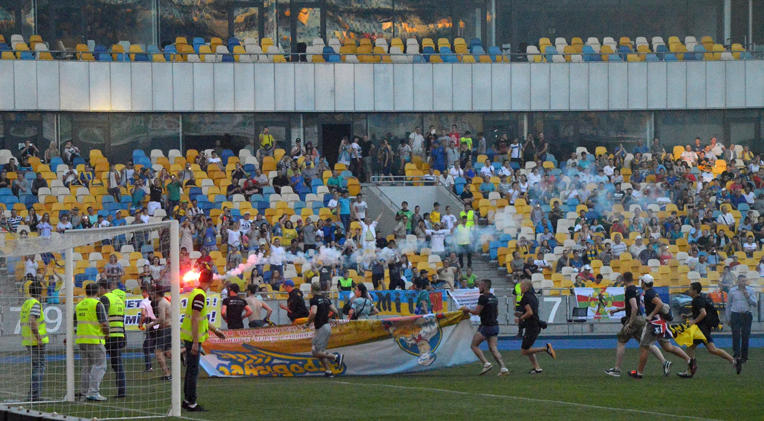 Фанати Металіста з трофеєм