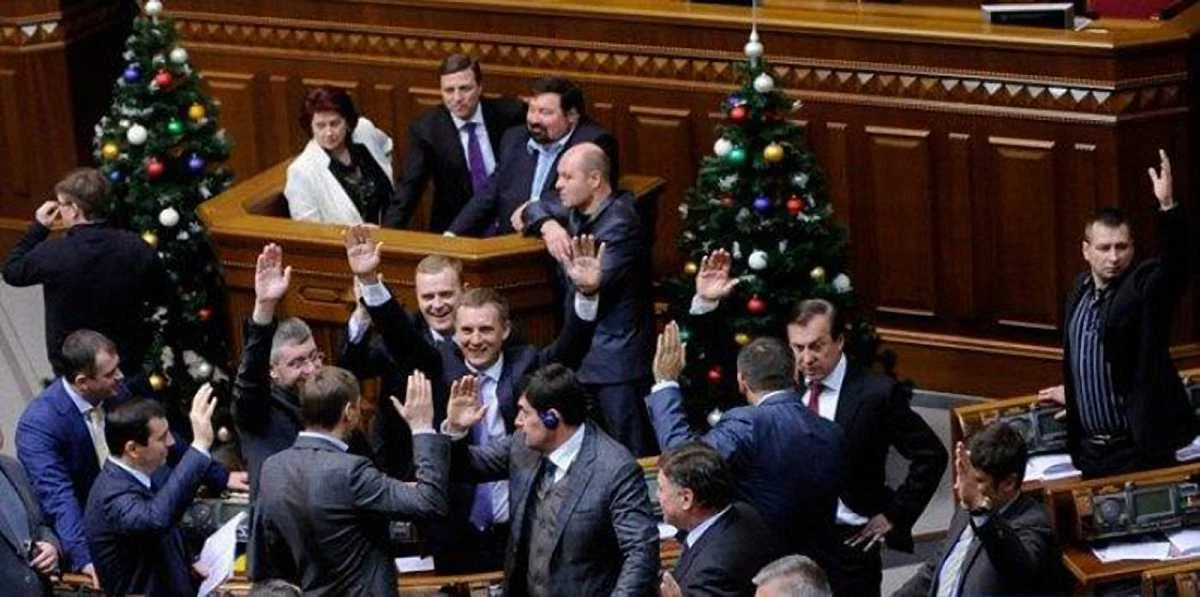 Так член виконкому ФФУ Ярослав Москаленко (з двома піднятими руками) голосував за закони 16 січня