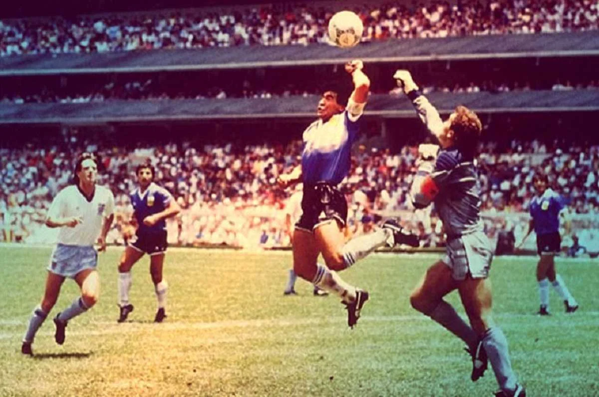 Дієго Марадона грає у волейбол