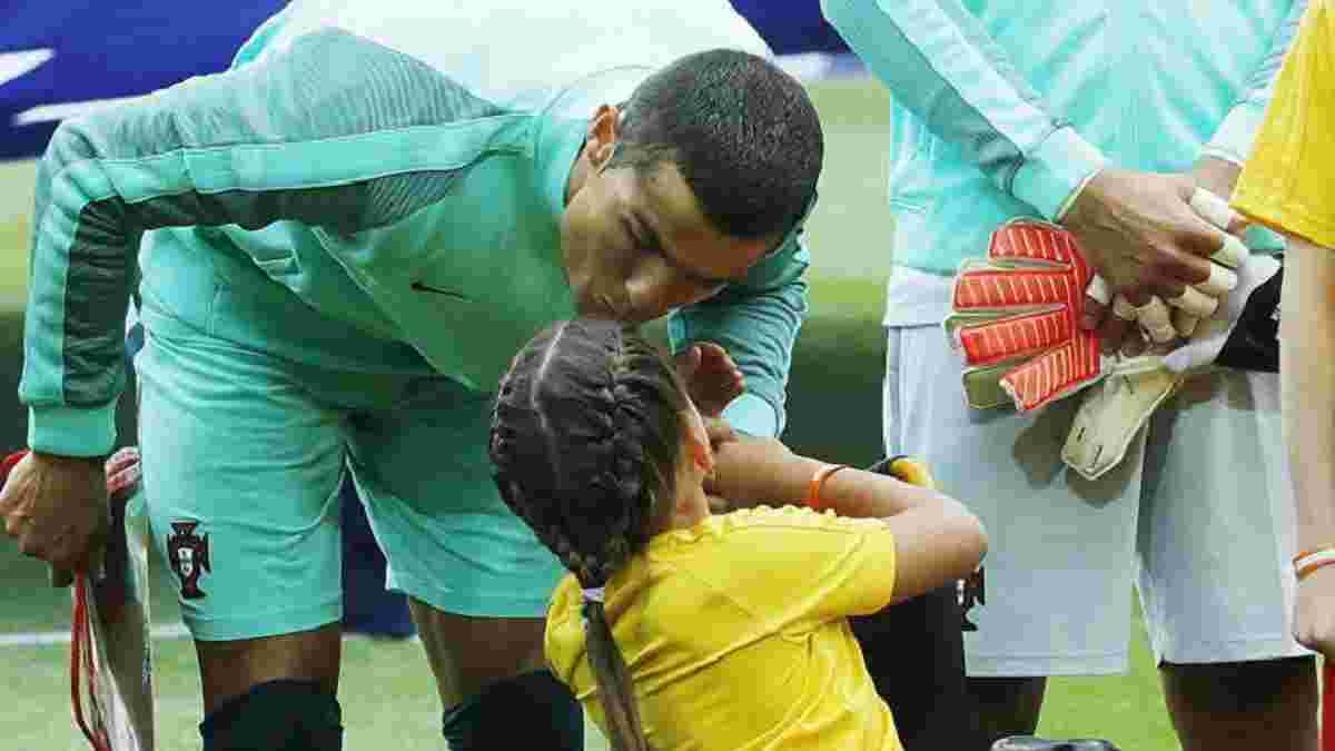 Роналду вышел на матч против России с девочкой в инвалидной коляске, сделав ее день незабываемым