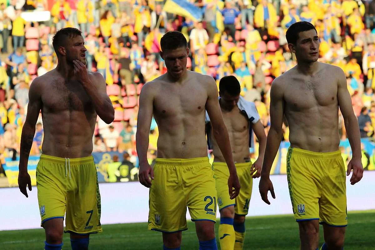 Николай Матвиенко (по центру)