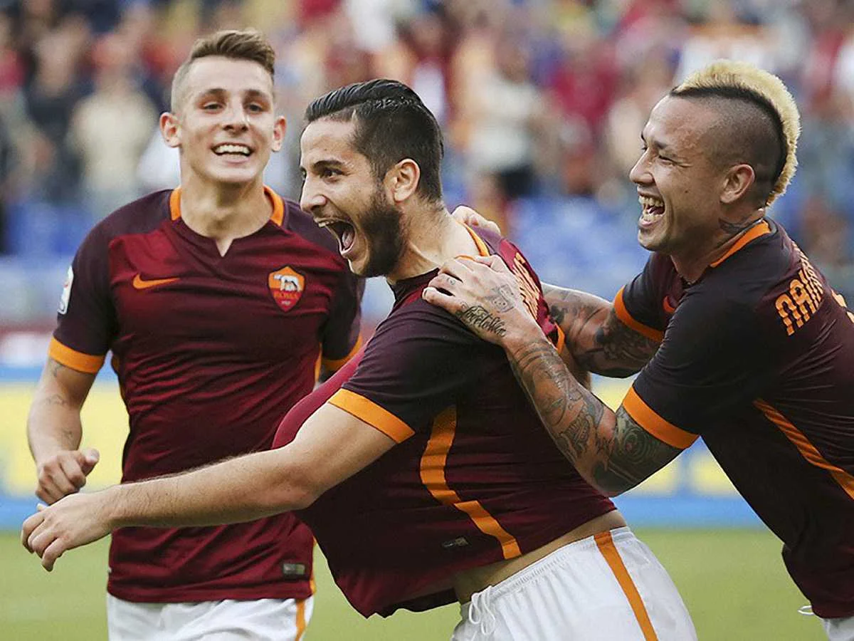 Костас Манолас (по центру)