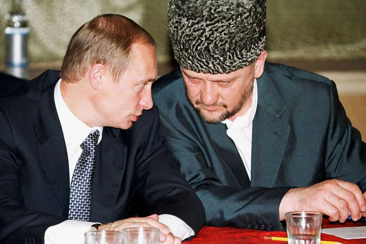 Владимир Путин и герой России Ахмат Кадыров, призывавший убивать русских