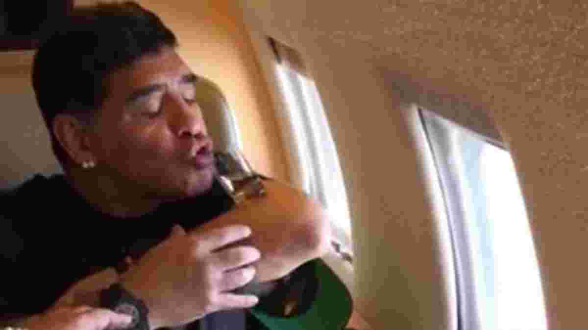 Марадона эффектно выпил водки "рукой Бога" в самолете, возвращаясь из России