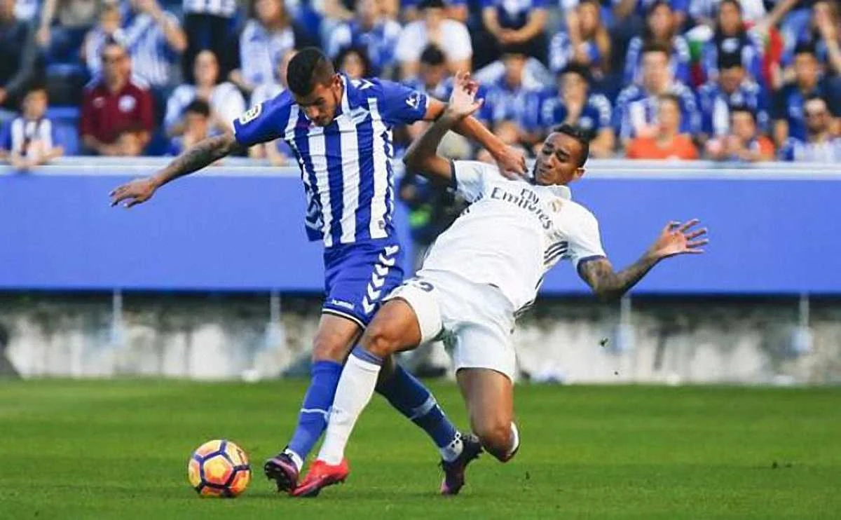 Тео Эрнандес (слева) теперь за Реал