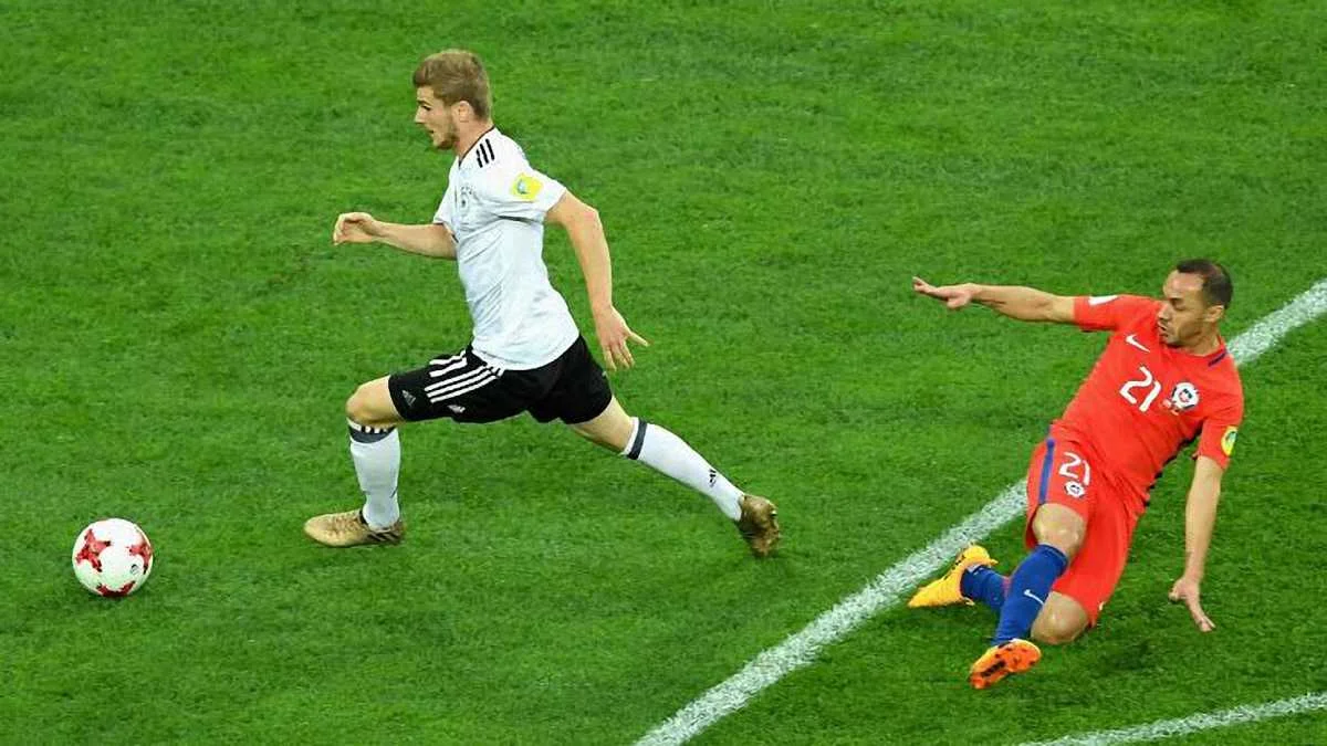 Марсело Диас "подарил" победный гол Германии