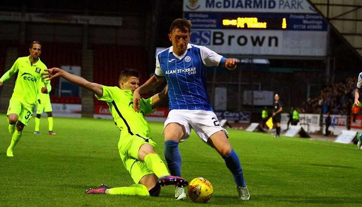 Михаил Шишка (слева) в борьбе