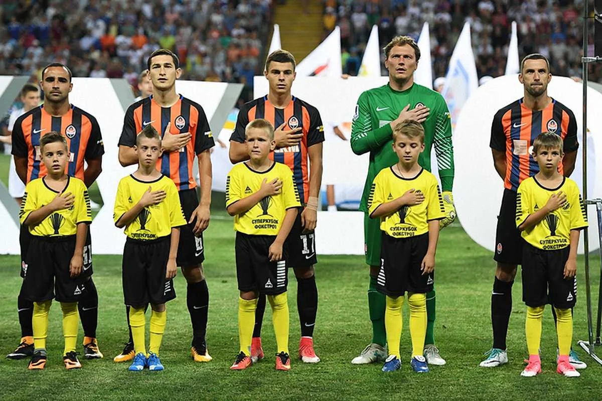 Тарас Степаненко (второй слева) / фото ФК Шахтер