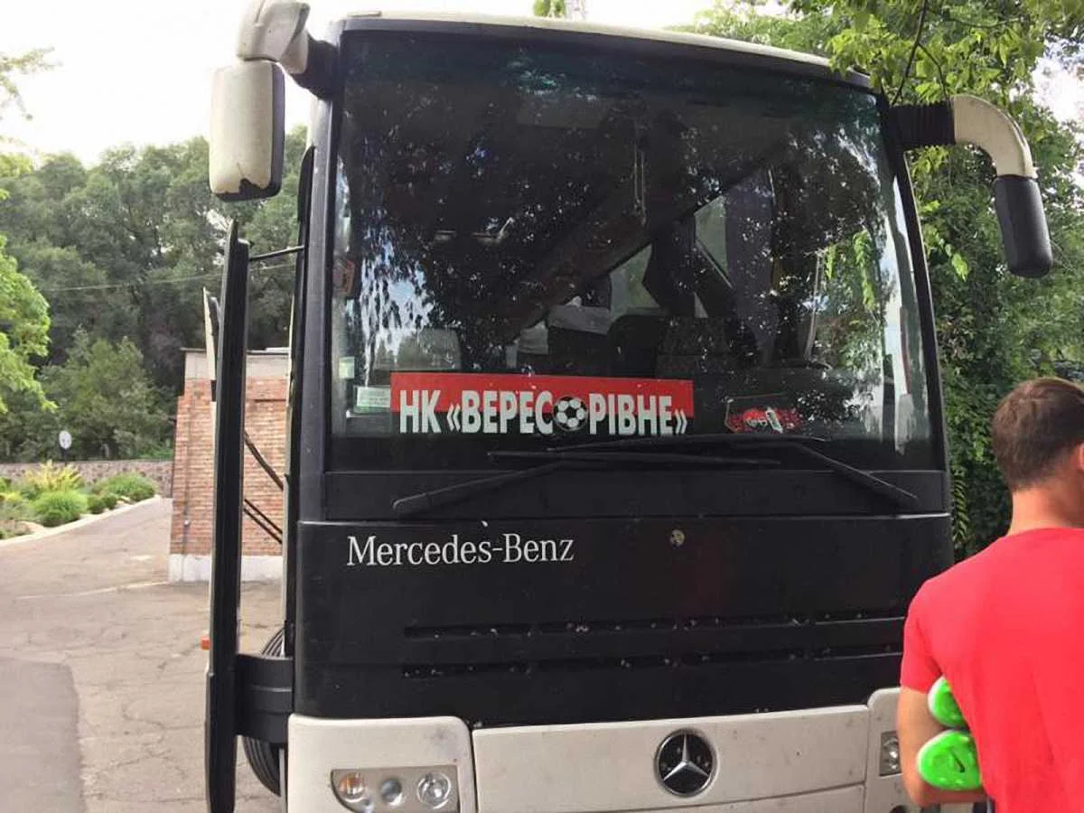 Главная команда Вереса приехала в Мариуполь на этом автобусе