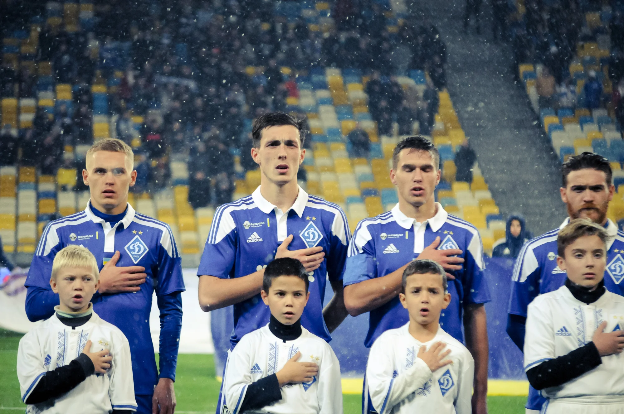 Александр Тымчик (второй справа)