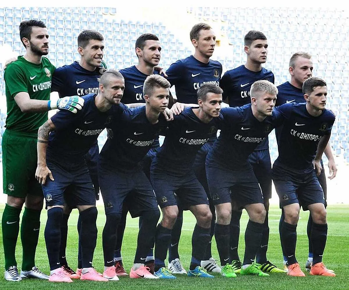 Сергій Кравченко (другий зліва вверху) відзначився дублем