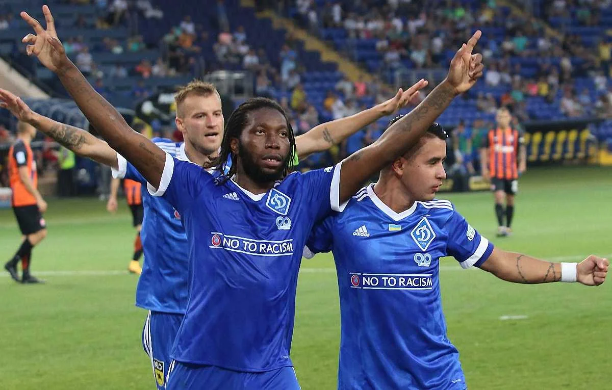 Ярмоленко, Мбокани и Дерлис празднуют гол / Фото ФК Динамо