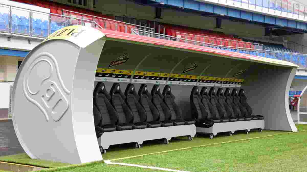 Вікторія Пльзень на своєму стадіоні встановила нові лави запасних у вигляді пивних банок