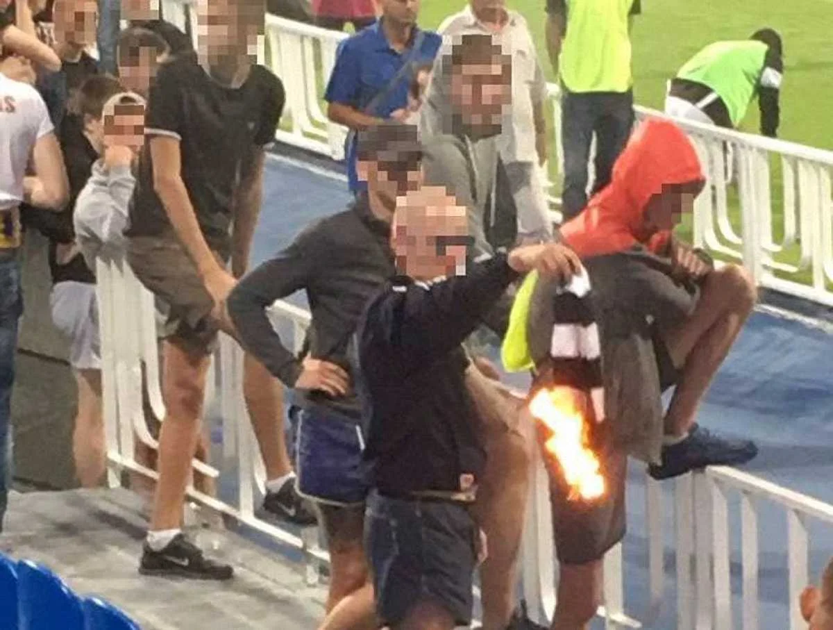 Фанати ще й спалили розу ПАОКа / фото Troublemakers & Ultras Action