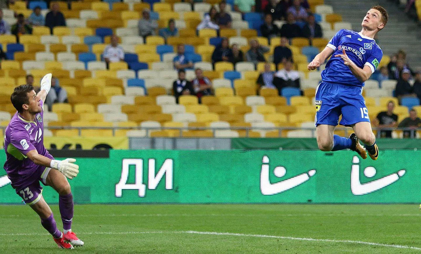 Віктор Циганков забиває Романові Мисаку втретє.