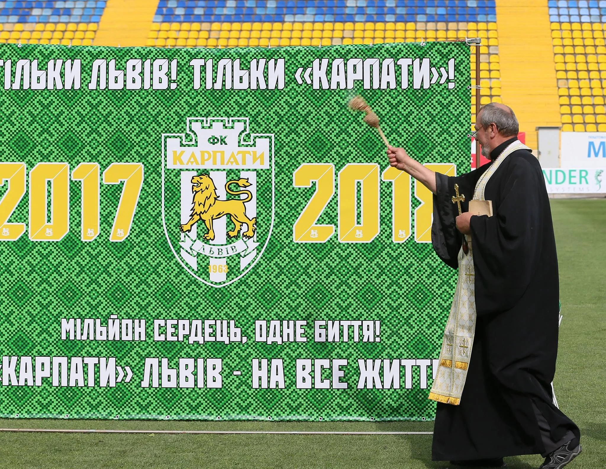 Цікаво, чи ходять "Лос Карпатос" "каждої" неділі до церкви?