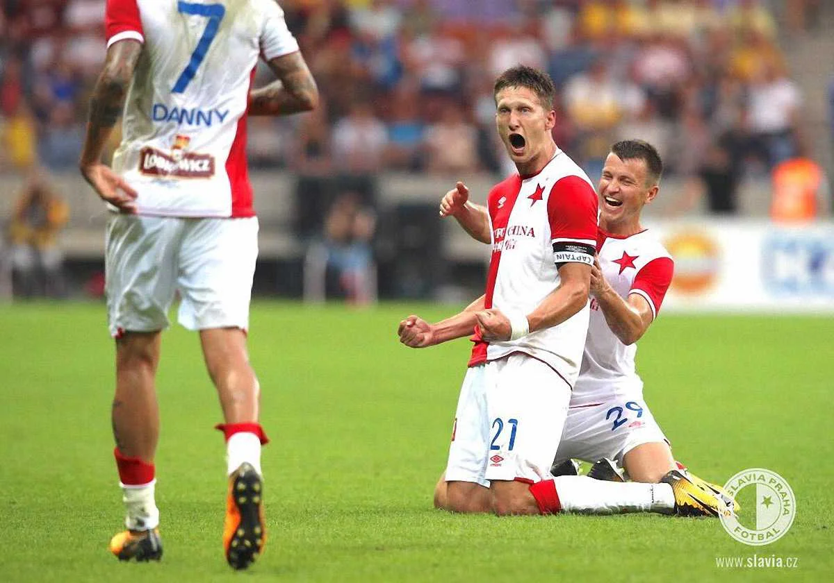 Руслан Ротань поздравляет Шкоду / фото Славия