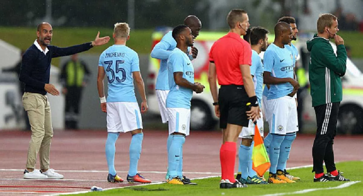 Зінченко отримує настанови від Гвардіоли перед виходом на поле / Getty Images