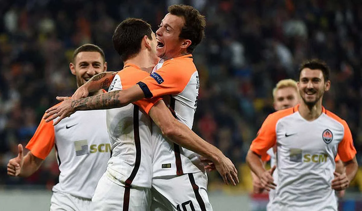 Гравці Шахтаря святкують забитий гол