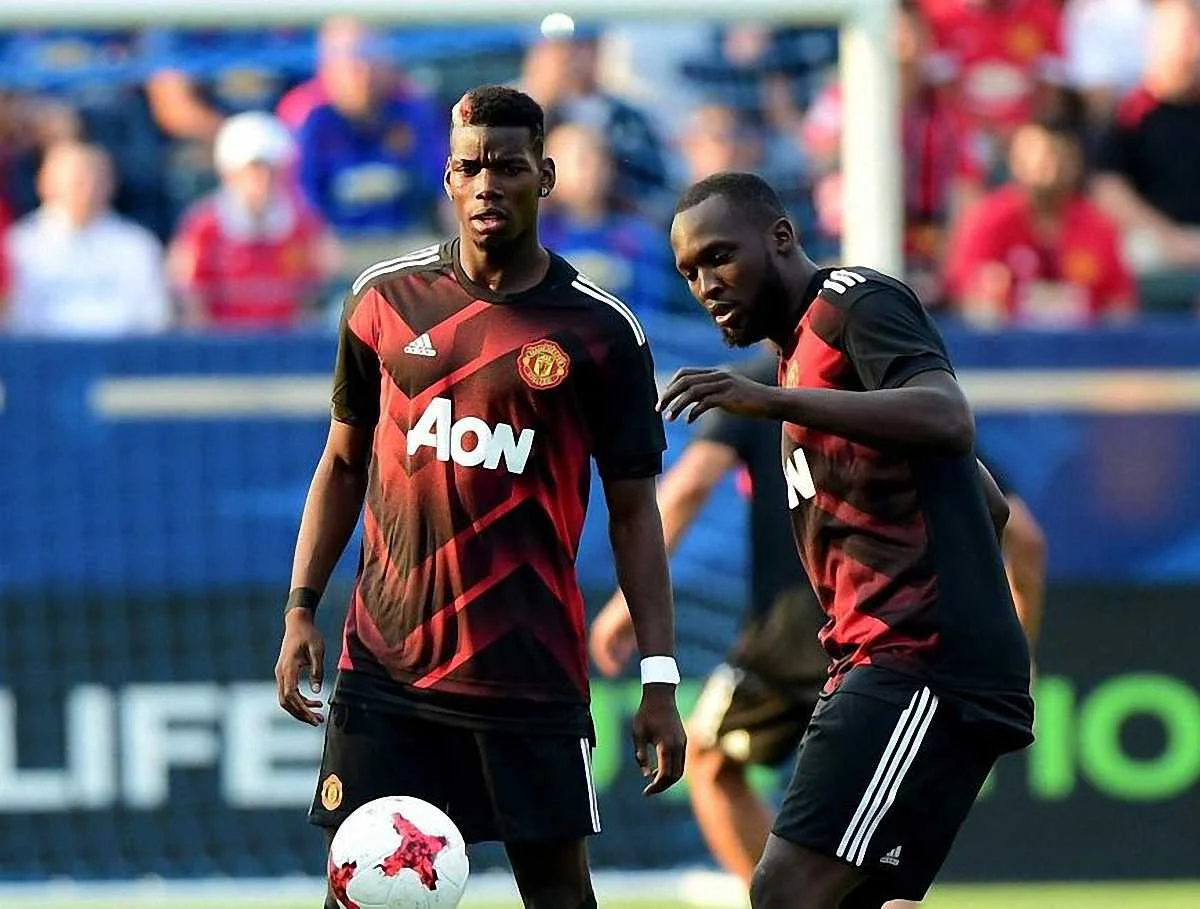 Поль Погба поруч з Ромелу Лукаку