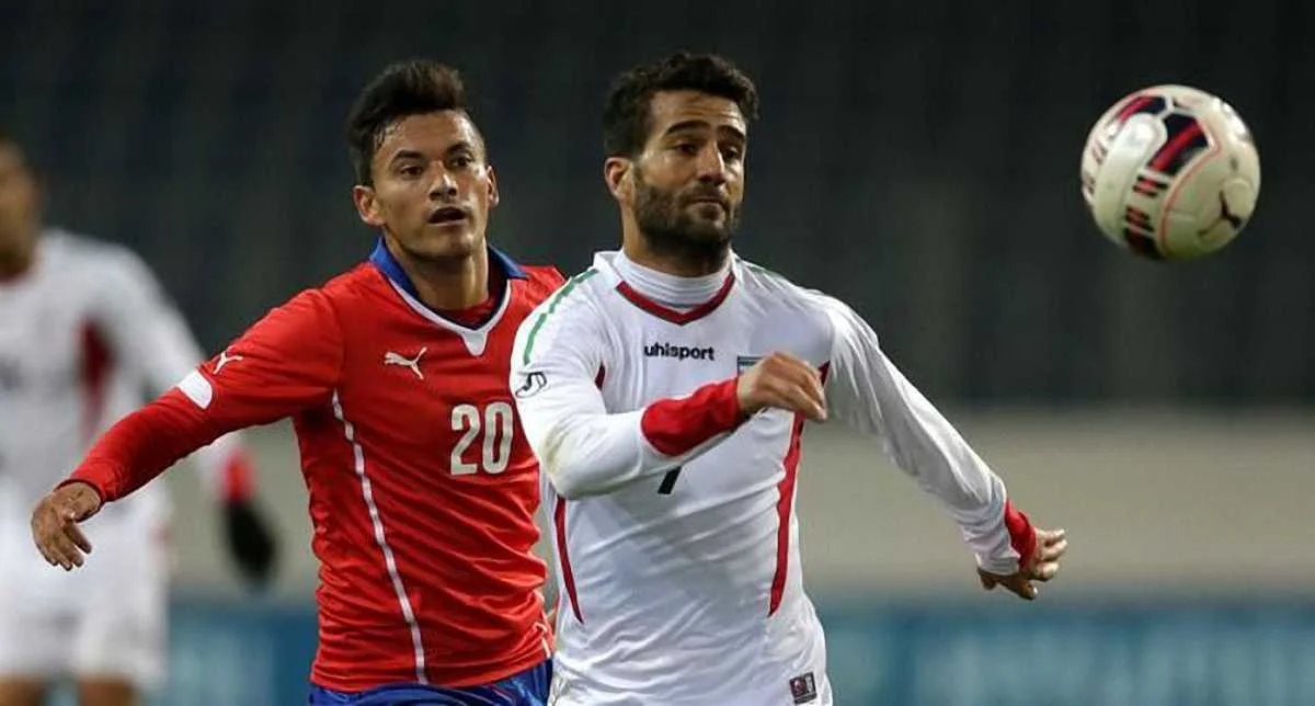 Масуд Шоджаей (справа) у матчі проти Чилі