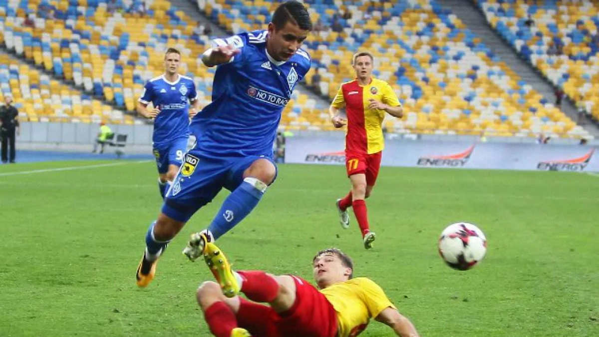 Дерлис Гонсалес против Зирки / фото ФК Динамо Киев