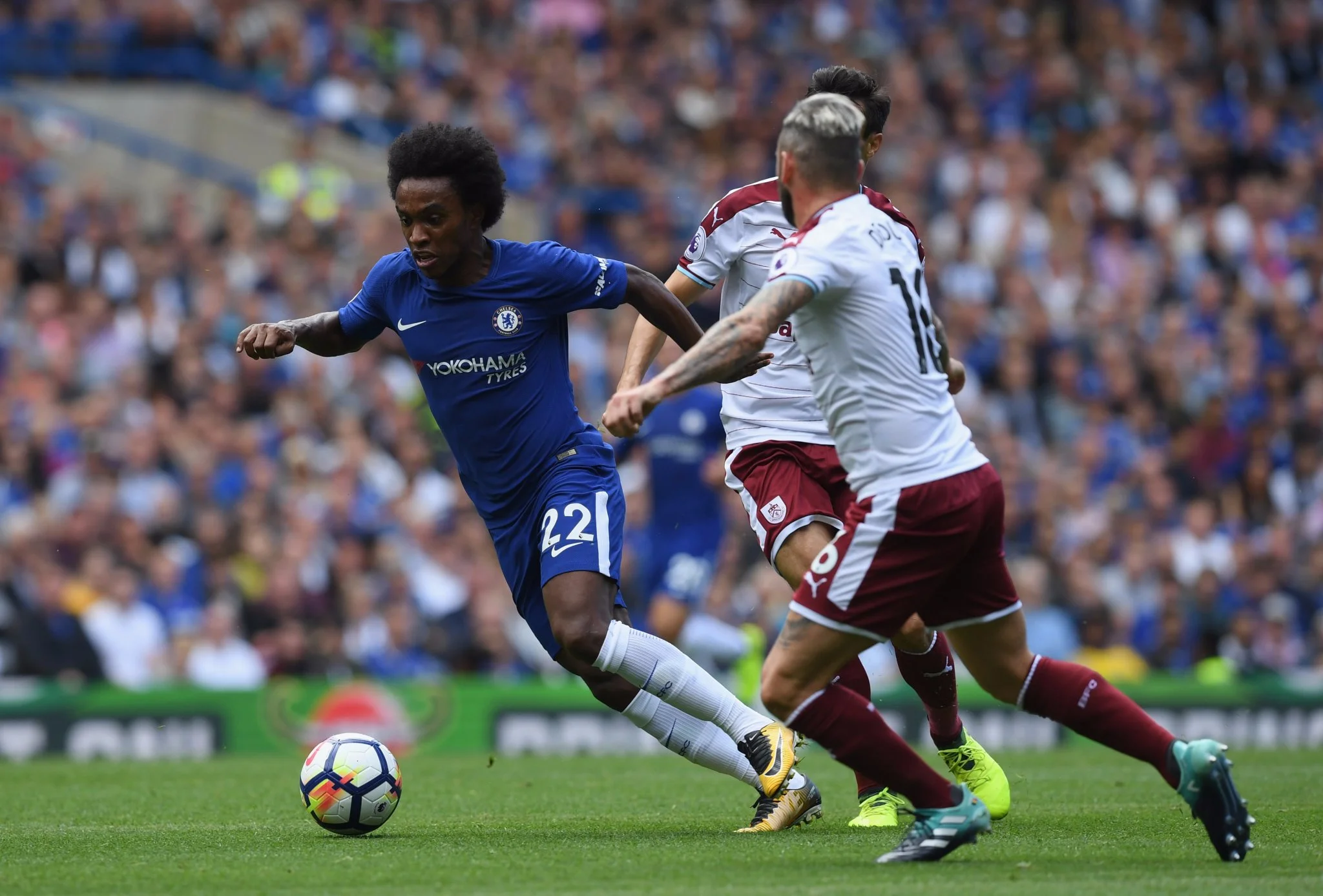 Вілліан проти гравців Бернлі / Твіттер ФК Челсі