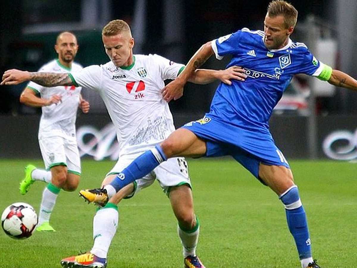 Юрій Ткачук у боротьбі проти Ярмоленка / фото fckarpaty.lviv.ua