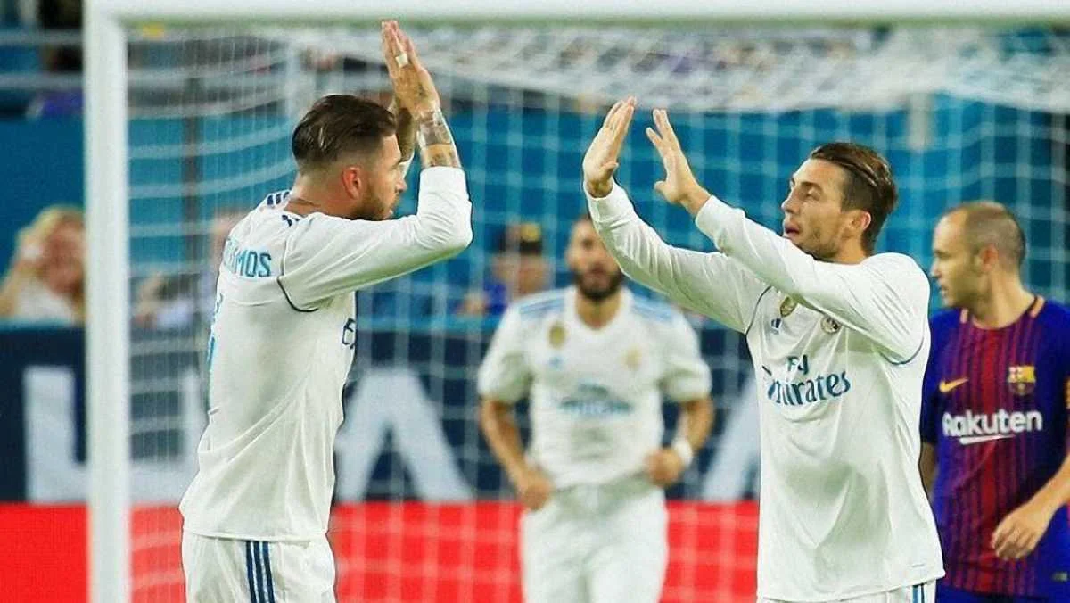 Рамос вітає Ковачіча з класною грою