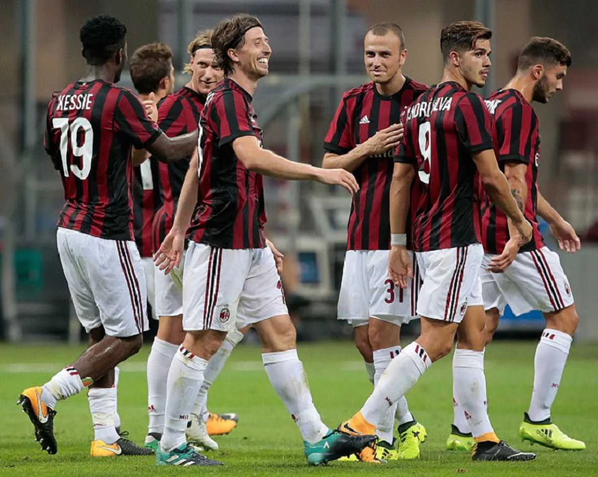 Милан празднует гол / getty images