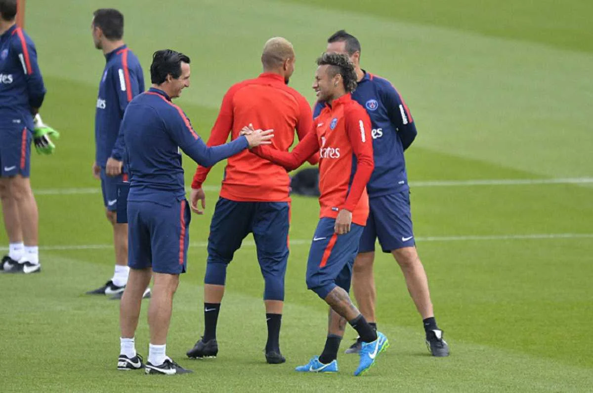 Эмери здоровается с Неймаром / getty images