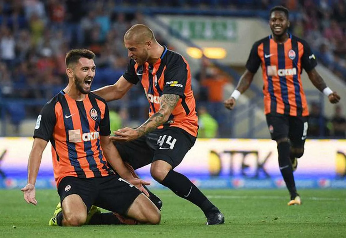 Гравці Шахтаря святкують забитий гол