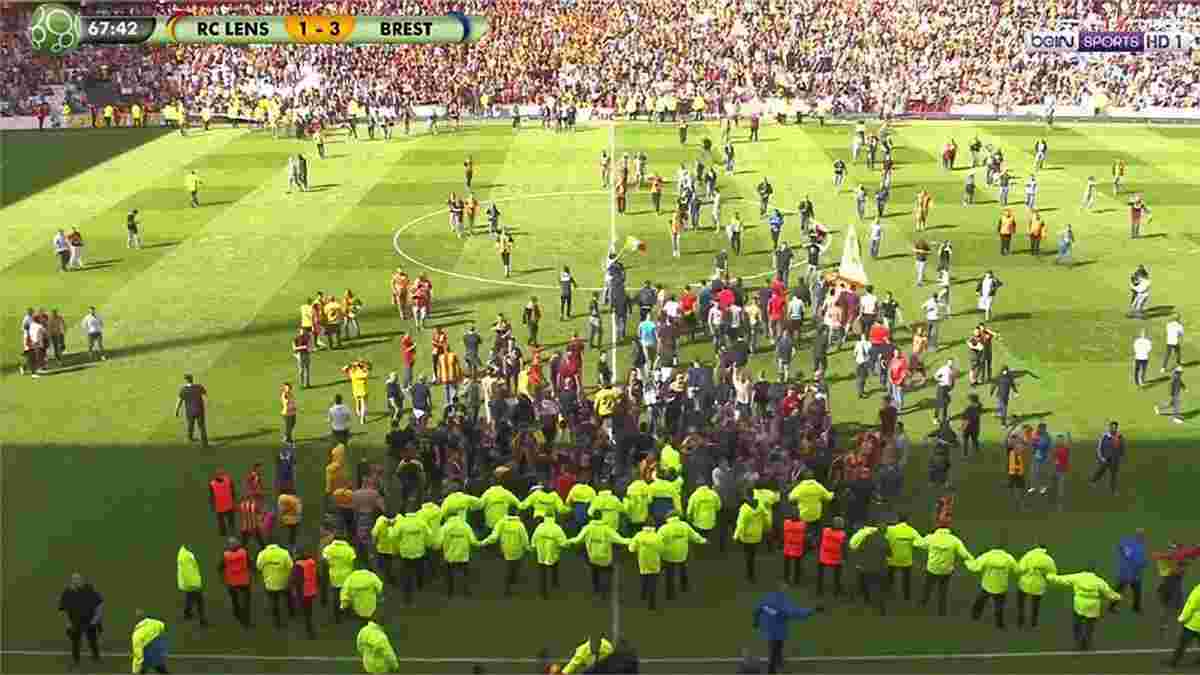 Фанаты Ланса выбежали на поле и попытались атаковать футболистов во время матча Лиги 2