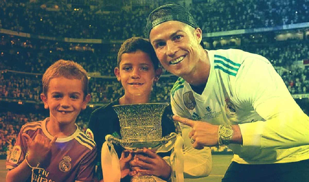 Криштиану Роналду с новым трофеем / Twitter